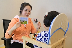 三歲寶寶說(shuō)話(huà)有點(diǎn)結(jié)巴怎么辦？