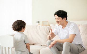 聽(tīng)話的孩子受到表?yè)P(yáng)